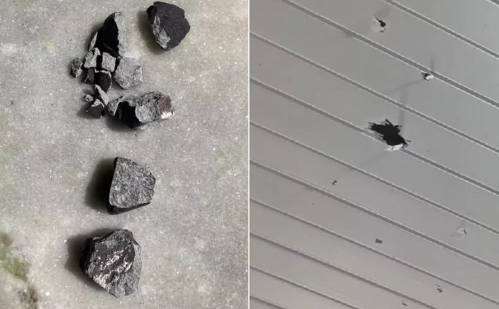 Meteoritos caem em casa, danificam telhado e assustam morador de Portelândia, Goiás. Na foto à esquerda, os meteoritos cinzas aparecem quebrados em pedaços e à direita, o teto destruído - Metrópoles