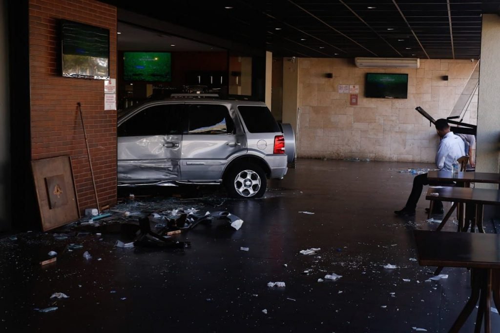 carro invade restaurante em goiânia, goiás
