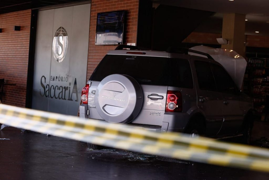 carro invade restaurante em goiânia, goiás