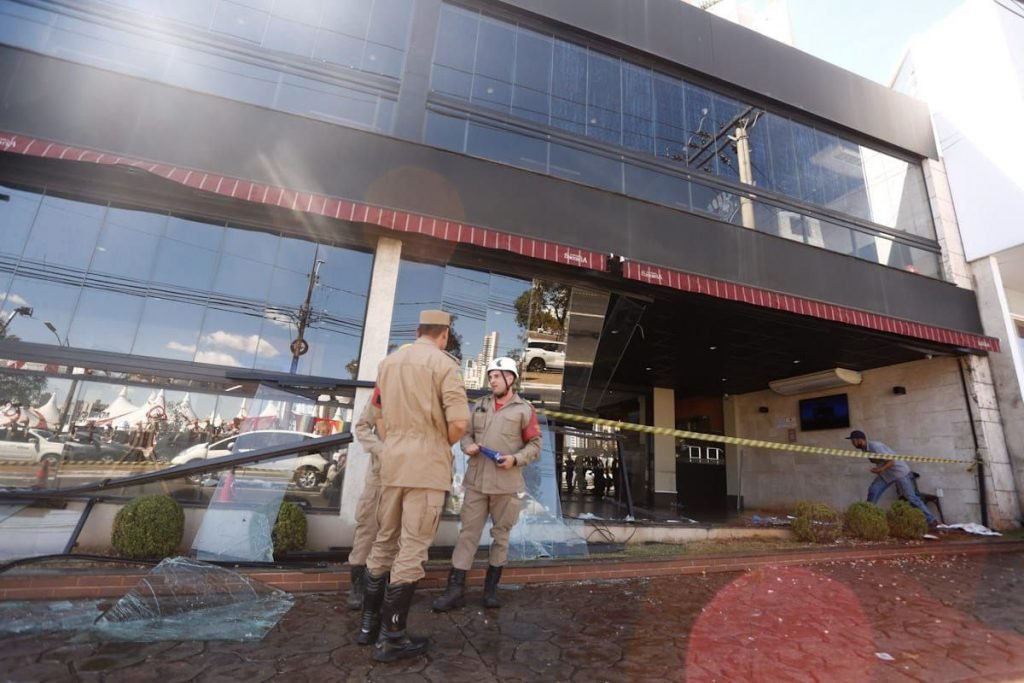 carro invade restaurante em goiânia, goiás