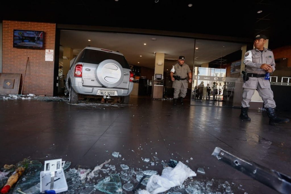 carro invade restaurante em goiânia, goiás