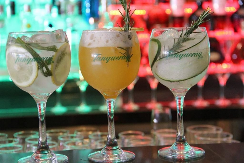 Drinques com gim do Dudu Bar