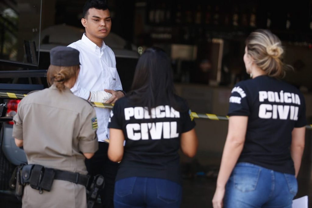 Vítima com a mão machucada do acidente com Carro que invadiu restaurante e deixa 4 feridos em Goiânia 4
