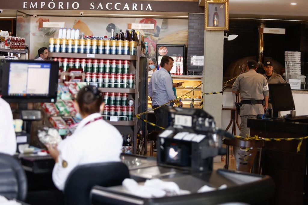 Carro invade restaurante e deixa 4 feridos em Goiânia 3Carro invade restaurante e deixa 4 feridos em Goiânia 3