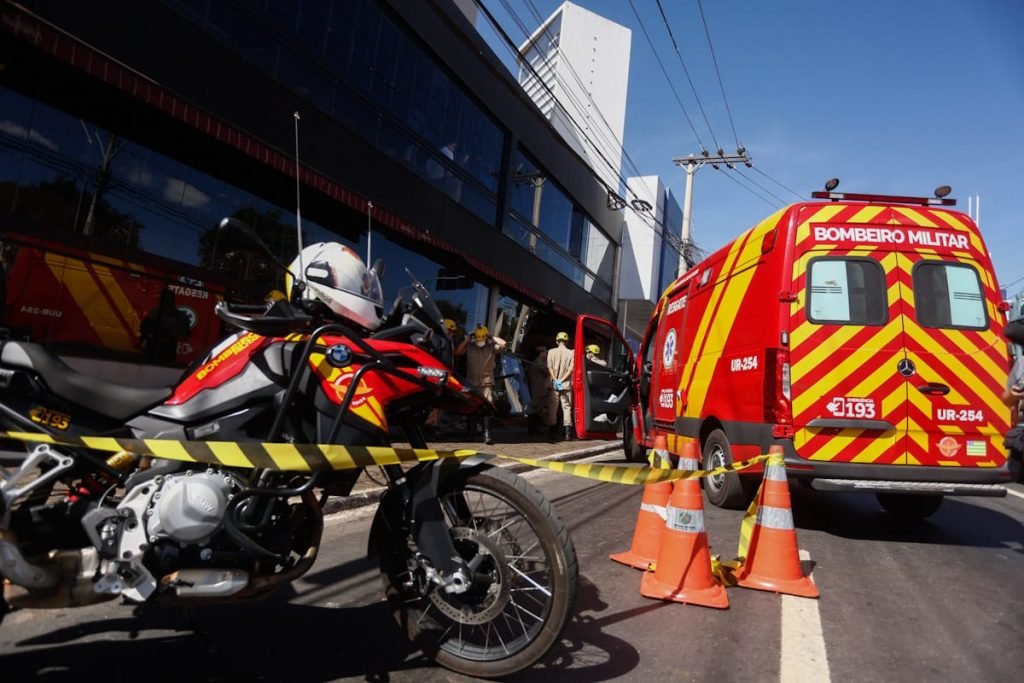 bombeiros socorrem vitimas de Carro que invadiu restaurante e deixa 4 feridos em Goiânia 5