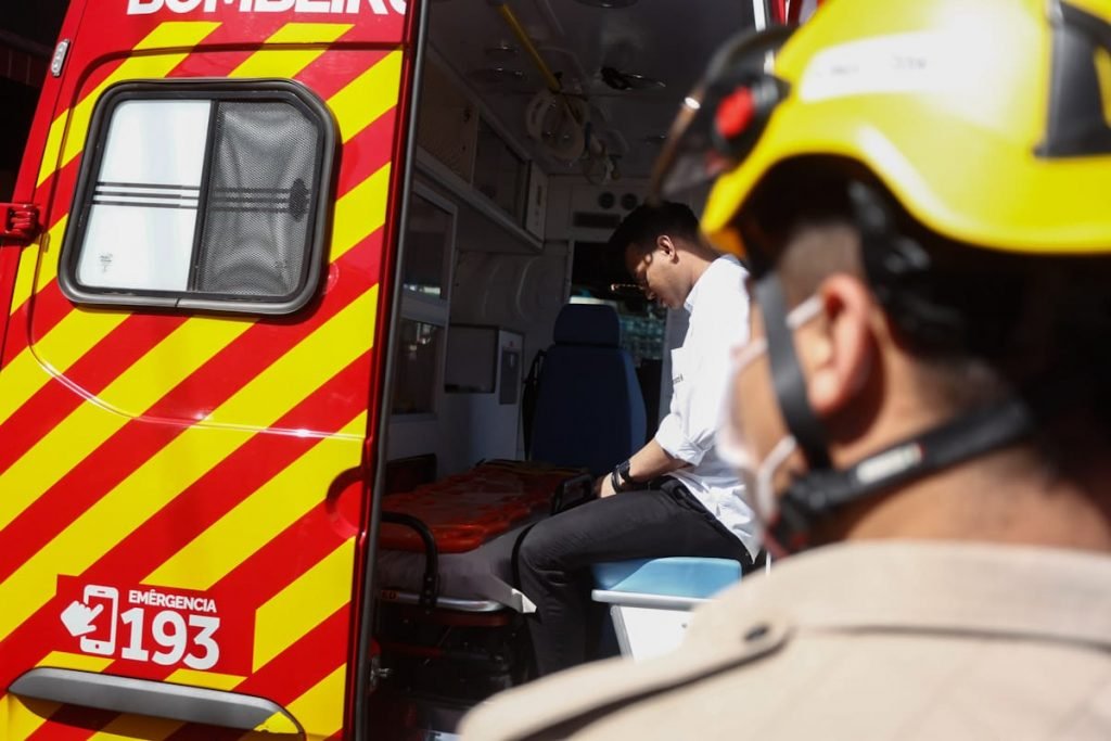 bombeiros socorrem vitimas de Carro que invadiu restaurante e deixa 4 feridos em Goiânia 5
