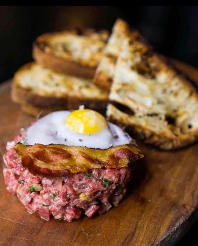 Steak Tartare Piemontese, carne wagyu maturada, - Locanda Verde - Meghan e Harry