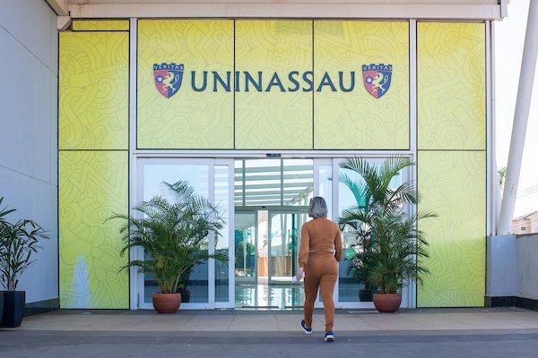 Fachada da universidade Uninassau, em que mulher entra - Metrópoles