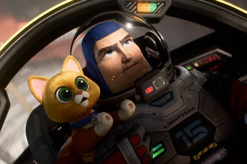 Cena do filme animado da Disney "Lightyear", mostrando o personagem Buzz Lighyear dentro de uma espaçonave com um gatinho ao lado - Metrópoles
