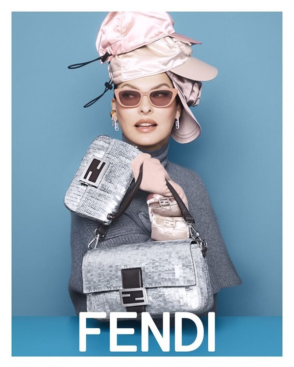 Na imagem com cor, Linda Evangelista posa para campanha da Fendi