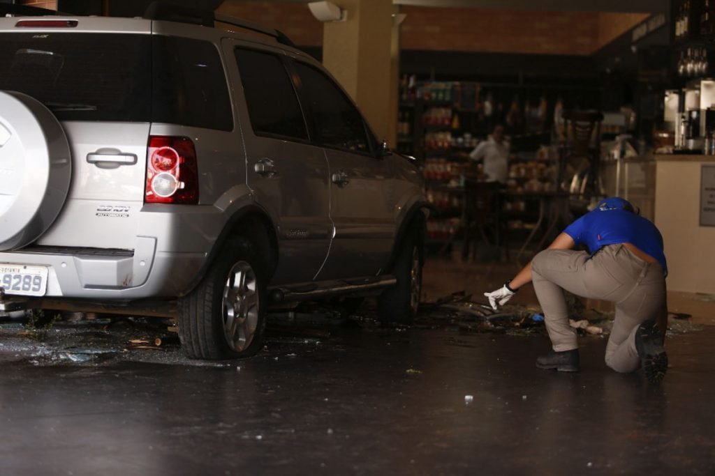 Perita observa o local do acidente do carro Ecosport que perdeu o controle logo antes de adentrar o restaurante