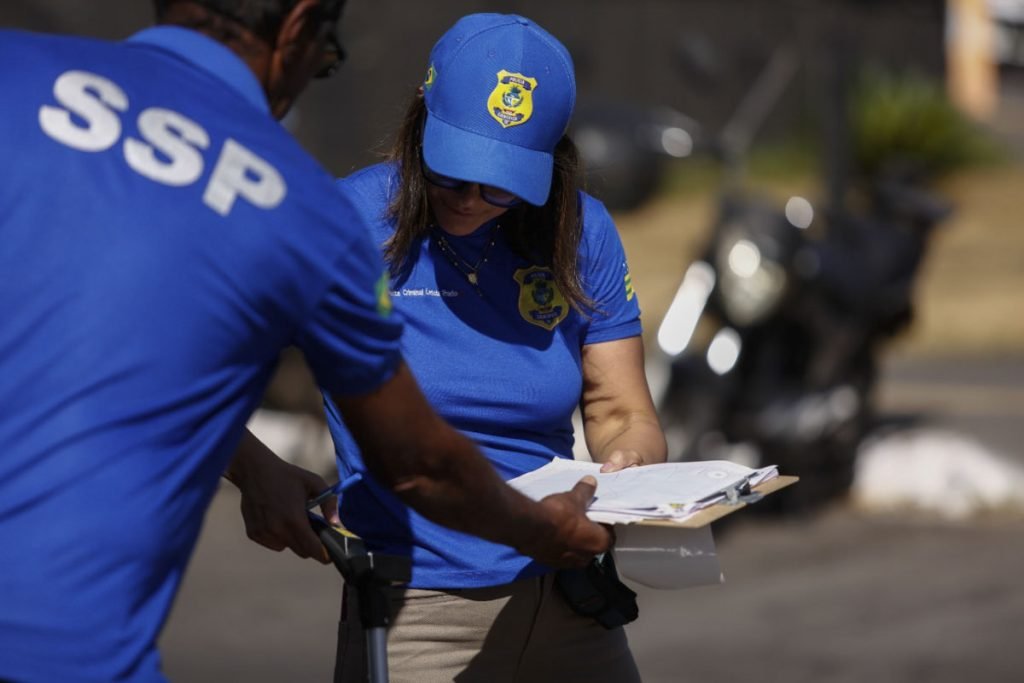 Perita observa o local do acidente do carro Ecosport que perdeu o controle logo antes de adentrar o restaurante