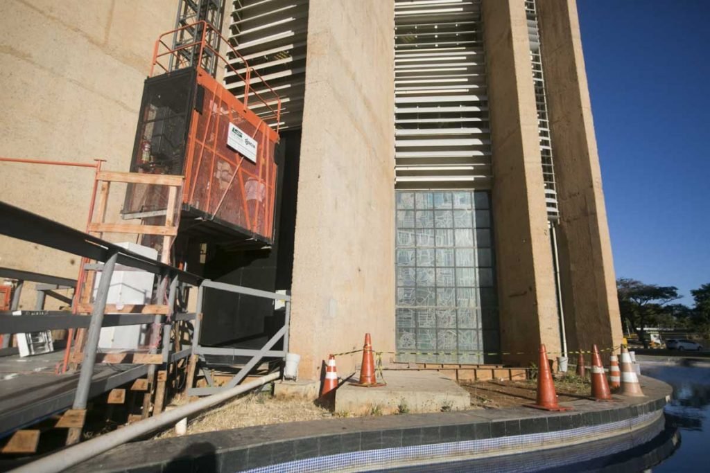 Janelas e elevador de serviço proximo local onde diretor da caixa Sérgio Ricardo Faustino Batista, foi encontrado morto no predio da caixa em brasilia
