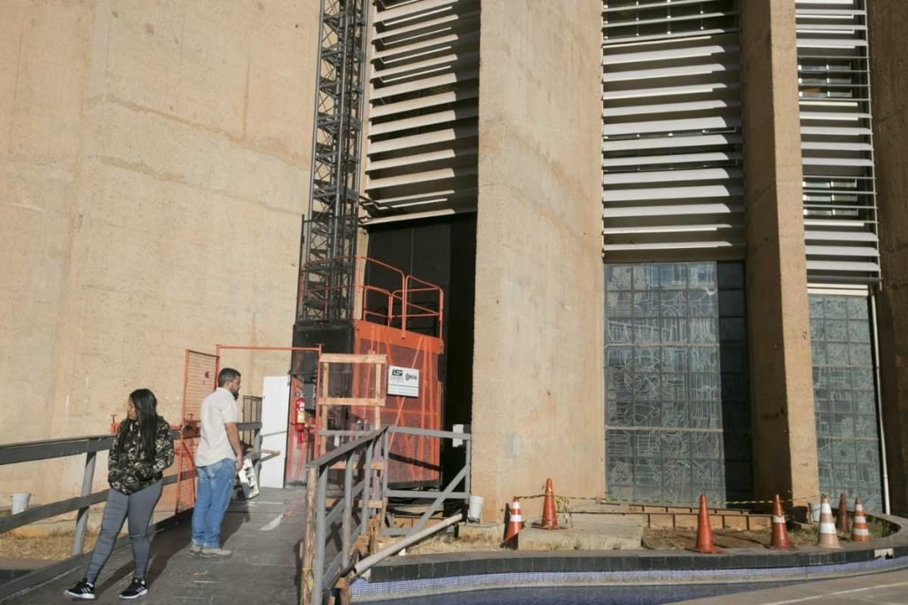 funcionarios passam proximo local onde diretor da caixa Sérgio Ricardo Faustino Batista, foi encontrado morto no predio da caixa em brasilia