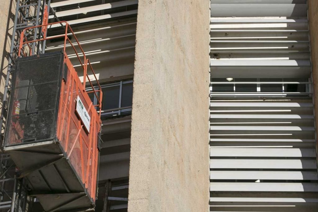 Janelas e elevador de serviço proximo local onde diretor da caixa Sérgio Ricardo Faustino Batista, foi encontrado morto no predio da caixa em brasilia