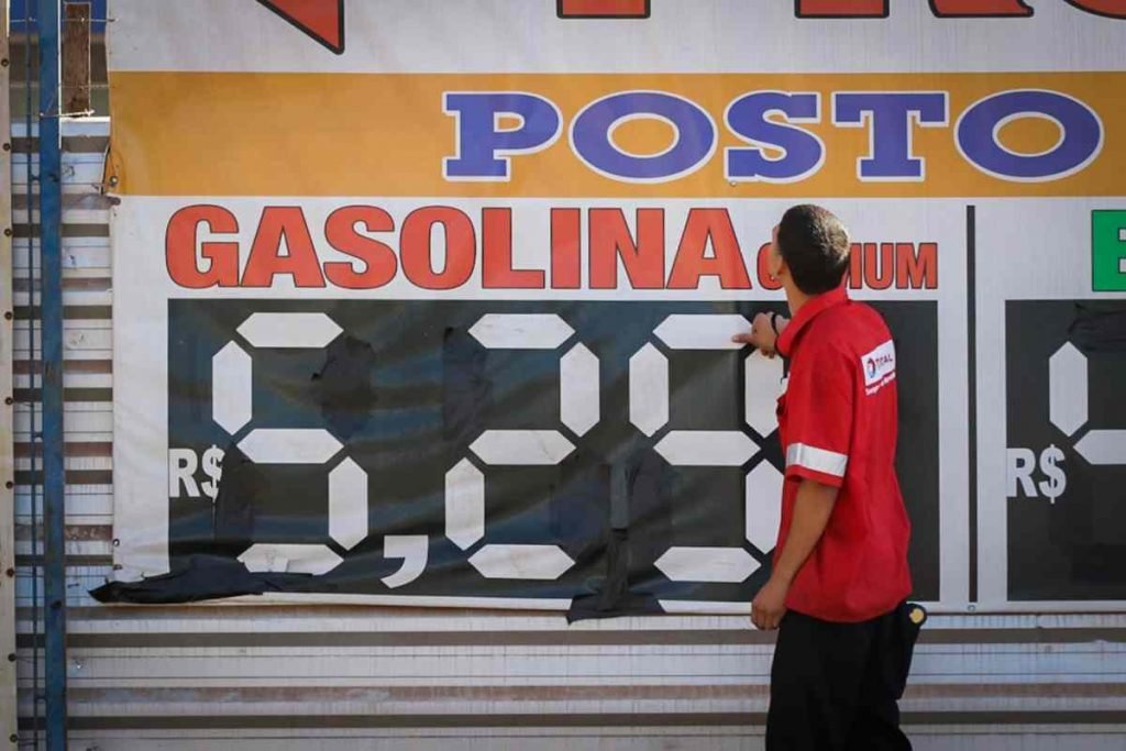 Preço da gasolina baixa e cai a R$ 6,47 no DF. Saiba onde abastecer –  Jornal TaguaCei