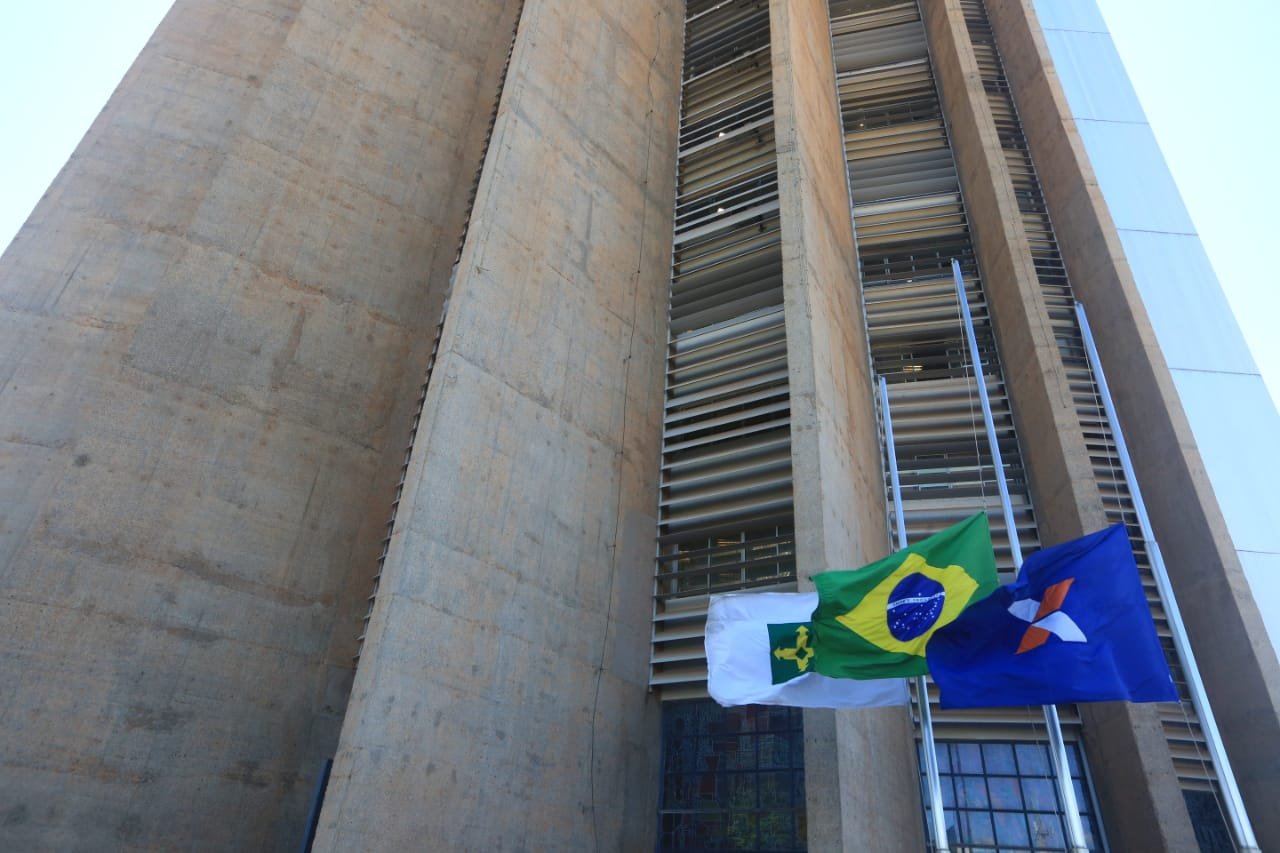 Bandeiras hasteadas a meio-mastro na Caixa Ecônomica, em sinal de luto a funcionário encontrado morto no prédio concurso - Metrópoles