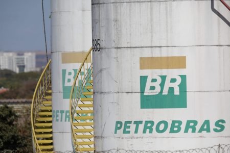 tanque no centro de Distribuição da Petrobras no SIA combustivel tanque gasolina alcool diesel