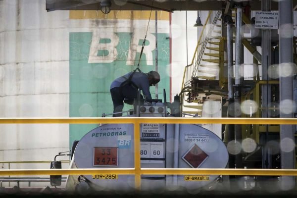 Funcionário abastece tanque no centro de Distribuição da Petrobras no SIA combustivel tanque gasolina alcool diesel