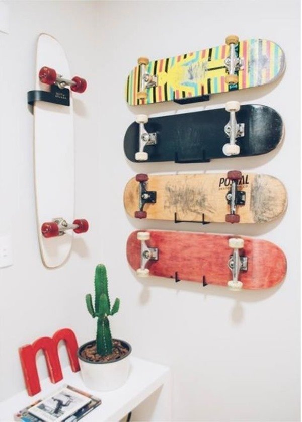 Imagem colorida de skates na parede como decoração