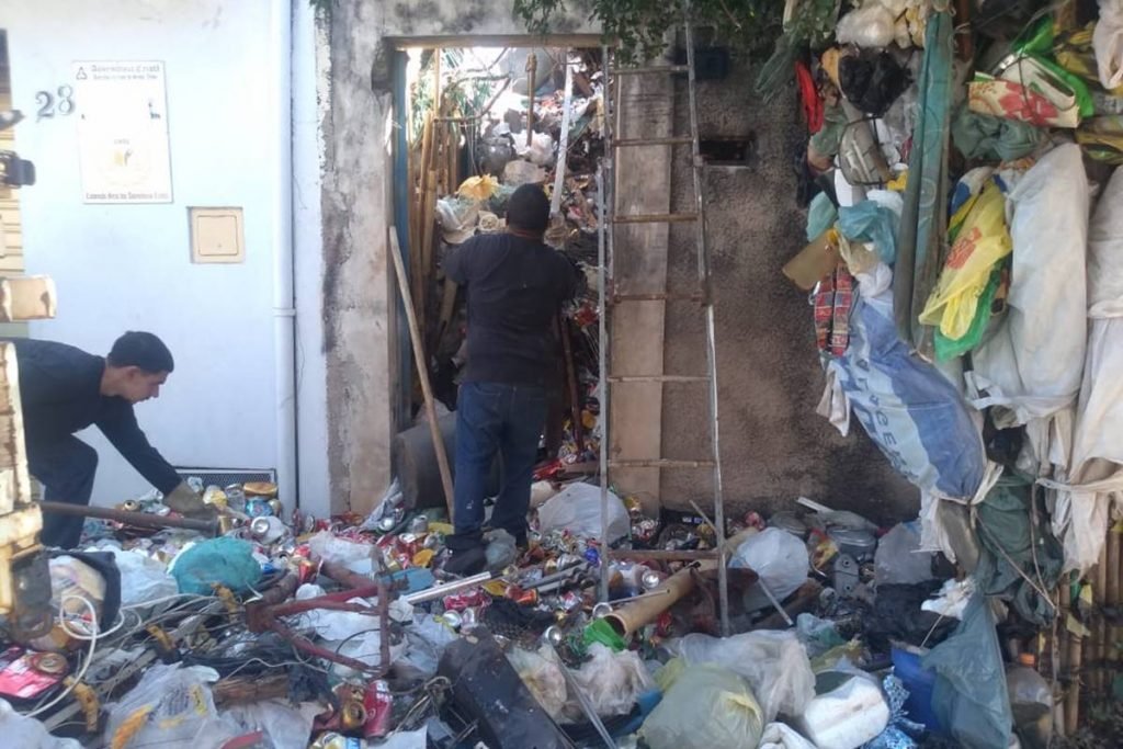Agentes buscam morador dentro da pr?pria casa. Resid?ncia est? repleta de entulho