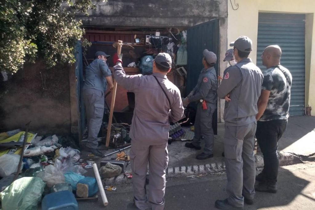 Agentes buscam morador dentro da própria casa. Residência está repleta de entulho