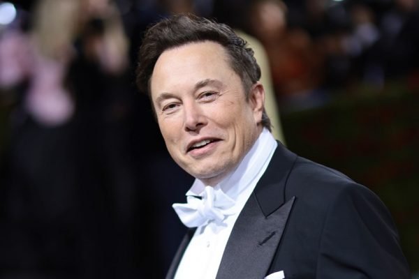 O empresário e homem mais rico do mundo, Elon Musk. Ele usa smoking em evento, sorrindo e olhando para frente - Metrópoles