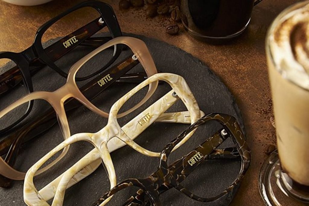 Na imagem com cor, armações dos óculos da Chilli Beans inspirado no Café