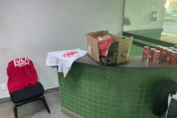 Material de campanha de Lula, do PT, é apreendido com ladrão que os furtava. Na foto aparecem espalhadas em sala camisas do pré-candidato embaladas e desembaladas - Metrópoles