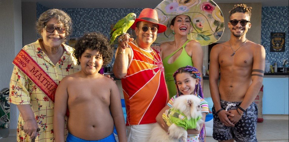 Foto colorida de uma família-Metrópoles