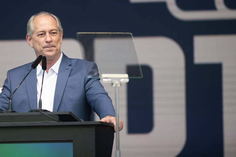 Equipe de Ciro Gomes pede inelegibilidade de Bolsonaro por fake