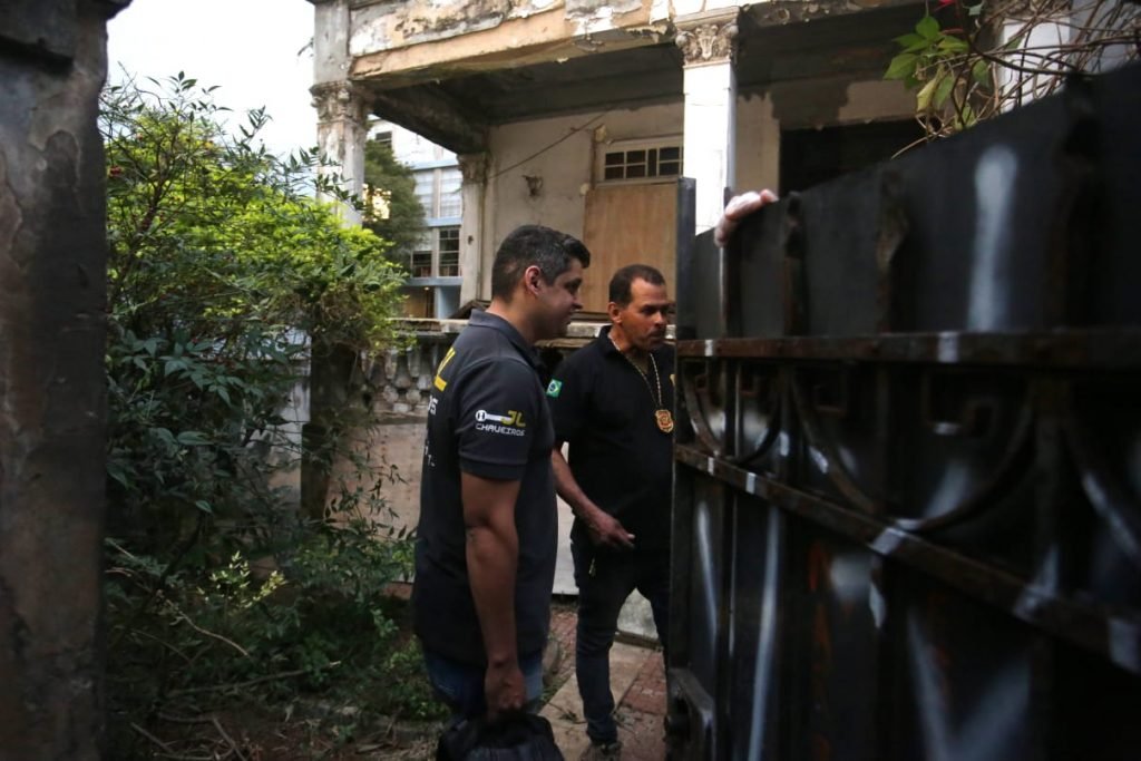 sao paulo policia cumpre mandado na casa abandonada