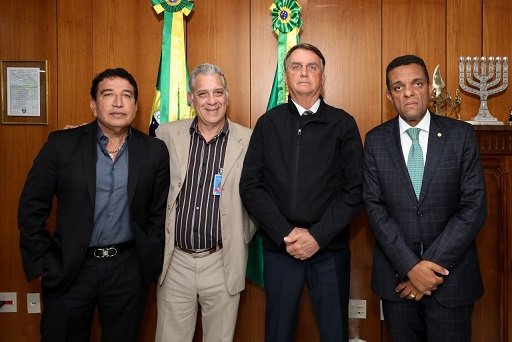 Jair Bolsonaro recebe irmão de petista assassinado