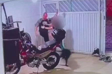 Influenciador agredindo cachorro