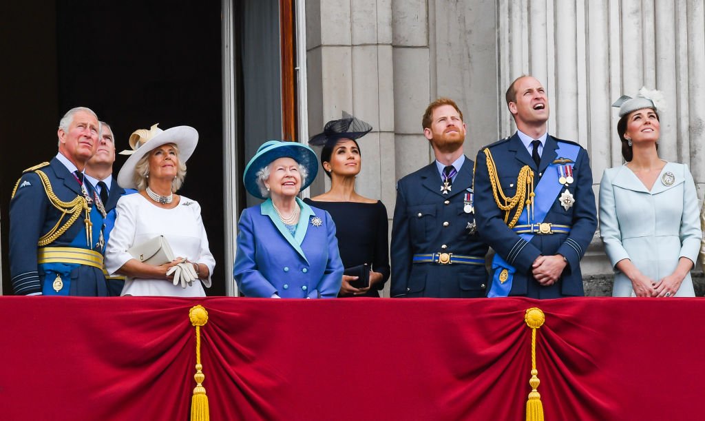 Membros da família real britânica olhando para cima - Metrópoles