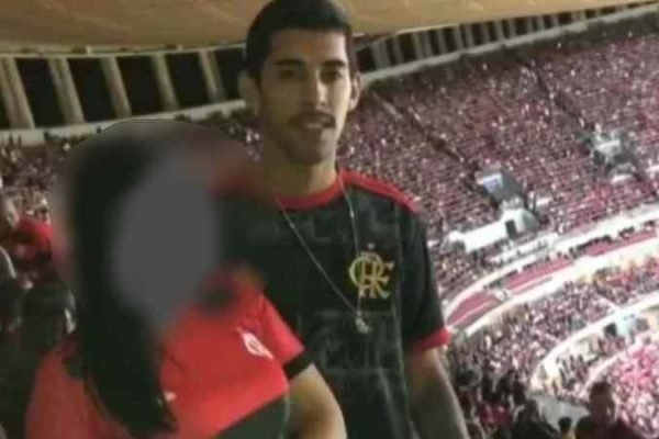 foto colorida de homem com camisa do flamengo em estadio de futebol