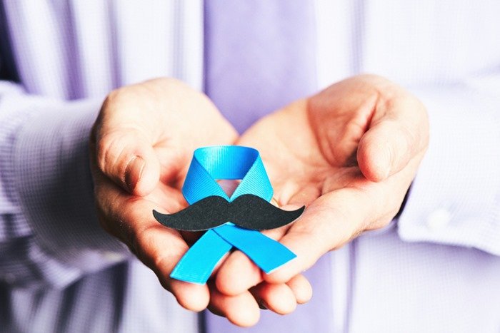 Homem segurando laço símbolo do cancer de prostata- Metrópoles