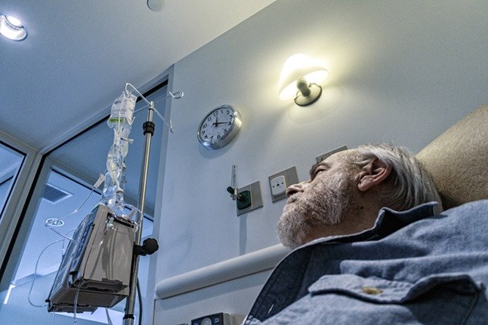 Homem fazendo quimioterapia - Metrópoles