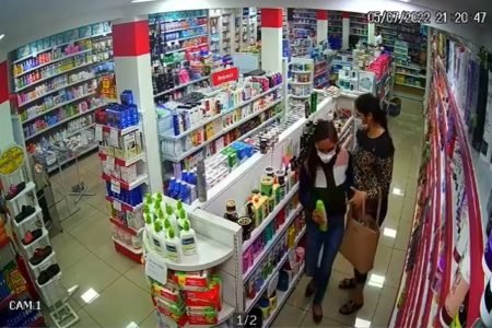 dupla de mulheres furta produtos de farmácia