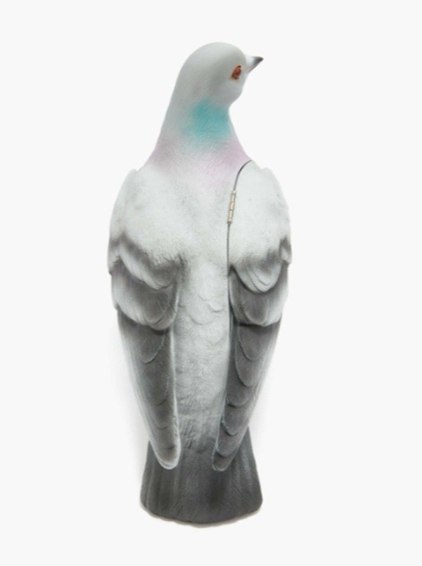 Na imagem com cor, bolsa em formato de pombo é destaque da coleção de JW Anderson