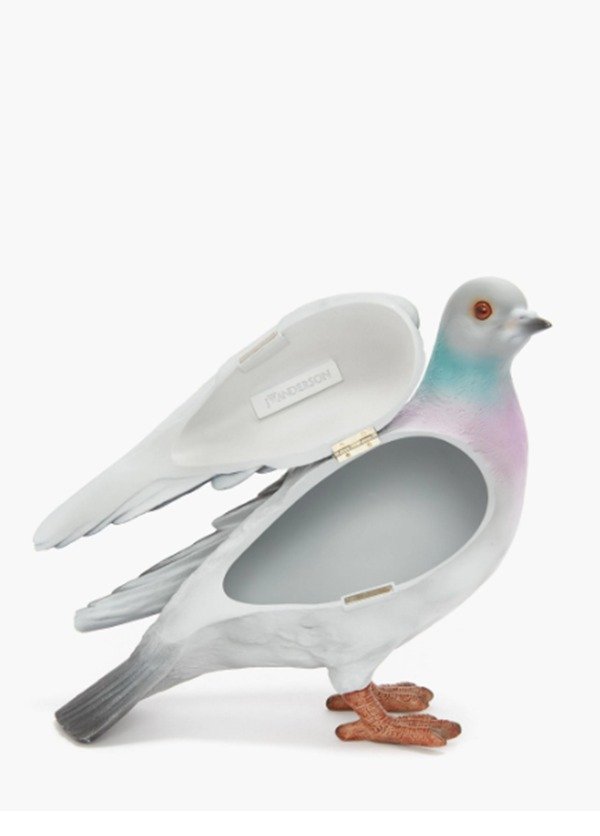 Na imagem com cor, bolsa em formato de pombo é destaque da coleção de JW Anderson