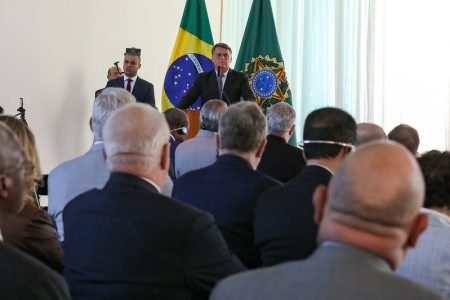 Em reunião com embaixadores no Alvorada, Jair Bolsonaro mentiu sobre urnas eletrônicas