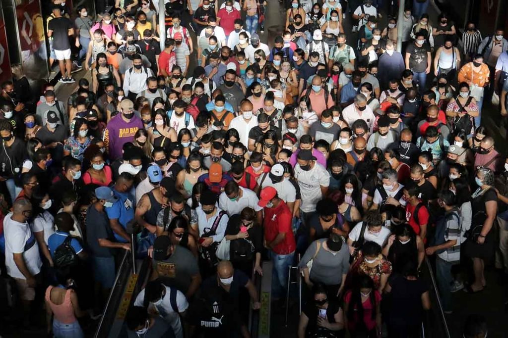 Movimentação intensa de passageiros na Estação da Luz, região central de São Paulo, nesta manhã de quinta-feira, 20