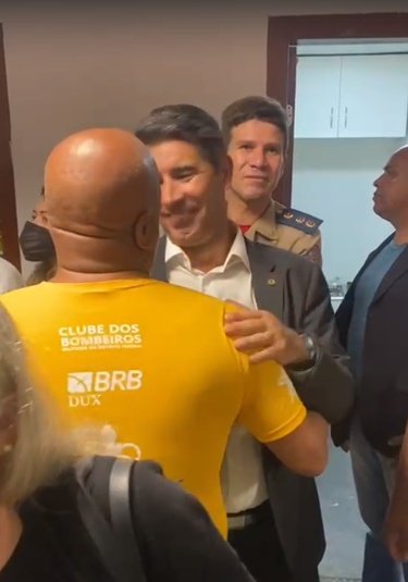 homens se abraçando