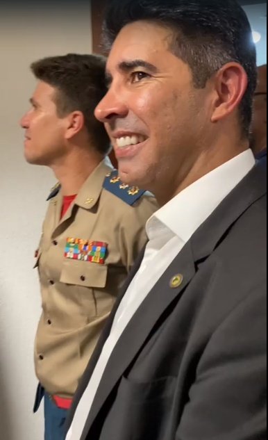 dois homens, um de farda e outro de terno