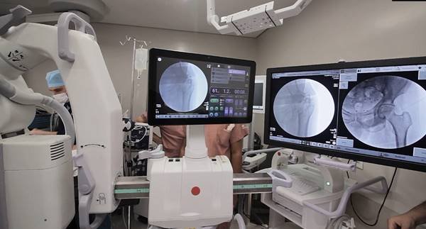 Foto colorida de cirurgia no DF