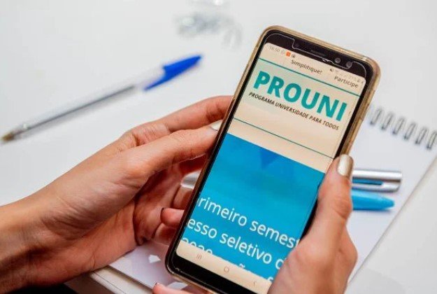 celular com aplicativo do Prouni- Metrópoles