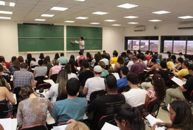 Pessoas em sala de aula - Metrópoles