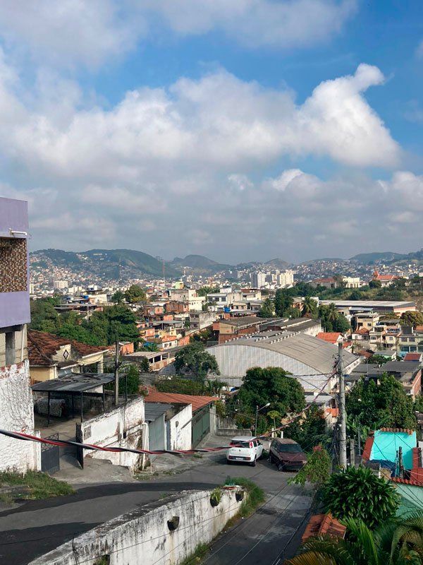 Homem é atingido por bala perdida no RJ