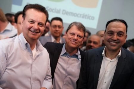 O presidente do PSD, Gilberto Kassab, posa ao lado do ex-ministro Tarcísio de Freitas e do ex-prefeito Felício Ramuth